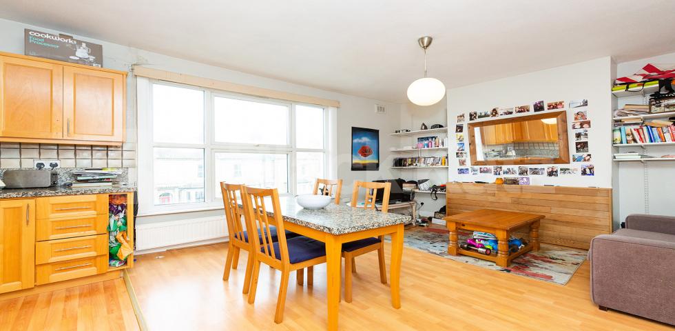 			TOP FLOOR OF A PERIOD CONVERSION, 1 Bedroom, 1 bath, 1 reception Flat			 Regina Road, STROUD GREEN